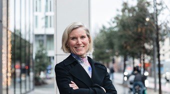 Birgit Farstad Larsen smilende står utenfor