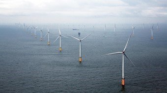 vindkraftspark till havs från ovan - vindkraftverk i havet