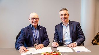 Per Vilnes og Jesper Asferg signerer kontrakt