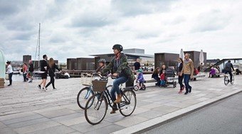 bytorv med mennesker og cykeltrafik
